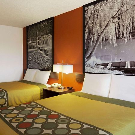 Super 8 By Wyndham Woodward Hotel Bagian luar foto