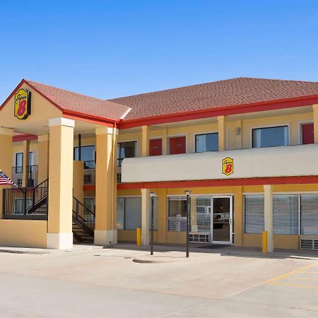 Super 8 By Wyndham Woodward Hotel Bagian luar foto