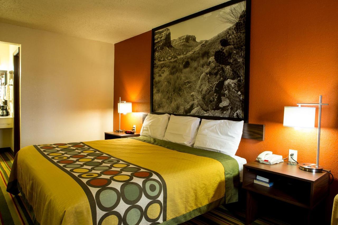 Super 8 By Wyndham Woodward Hotel Bagian luar foto