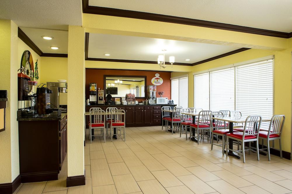 Super 8 By Wyndham Woodward Hotel Bagian luar foto
