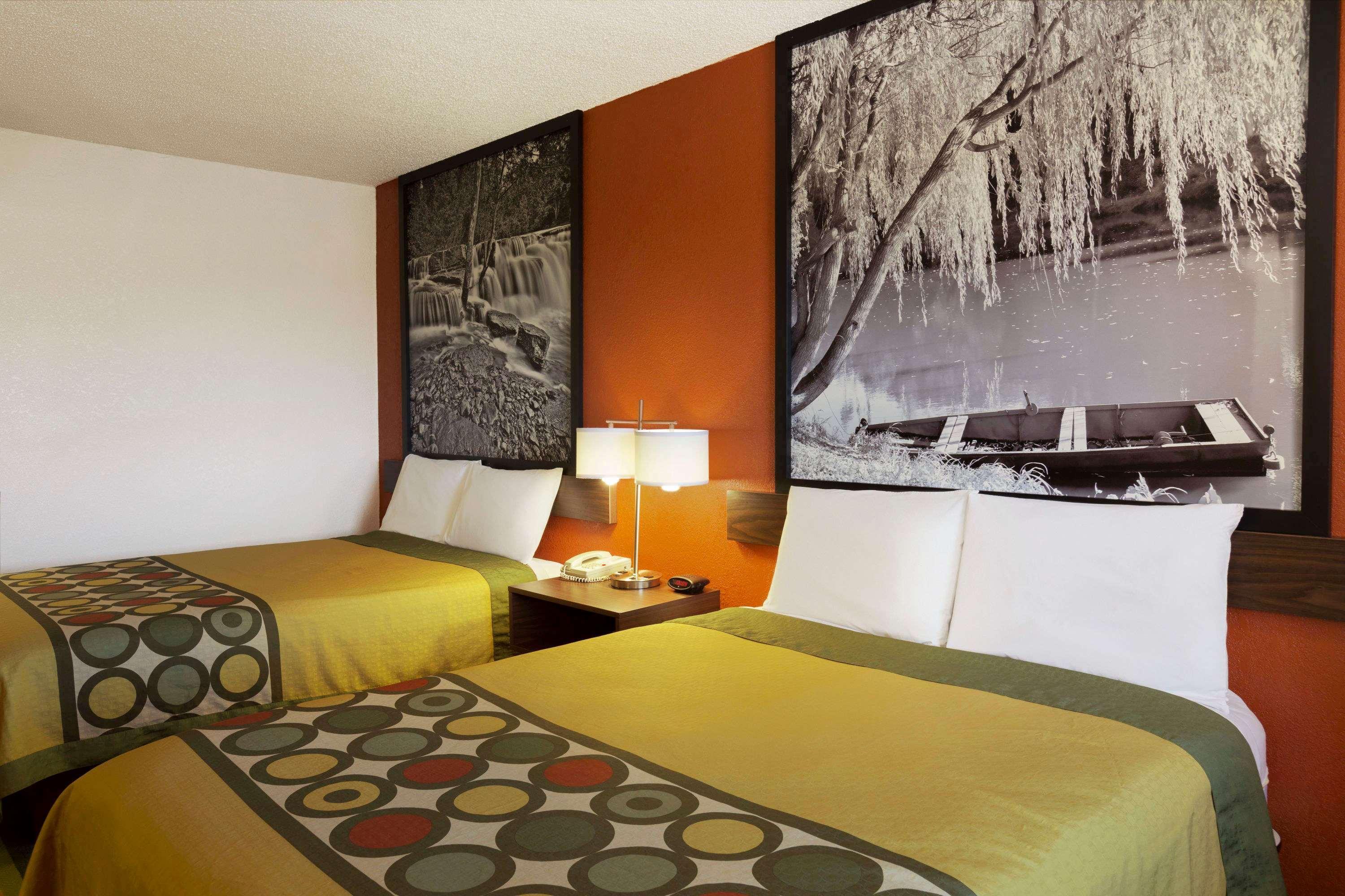Super 8 By Wyndham Woodward Hotel Bagian luar foto