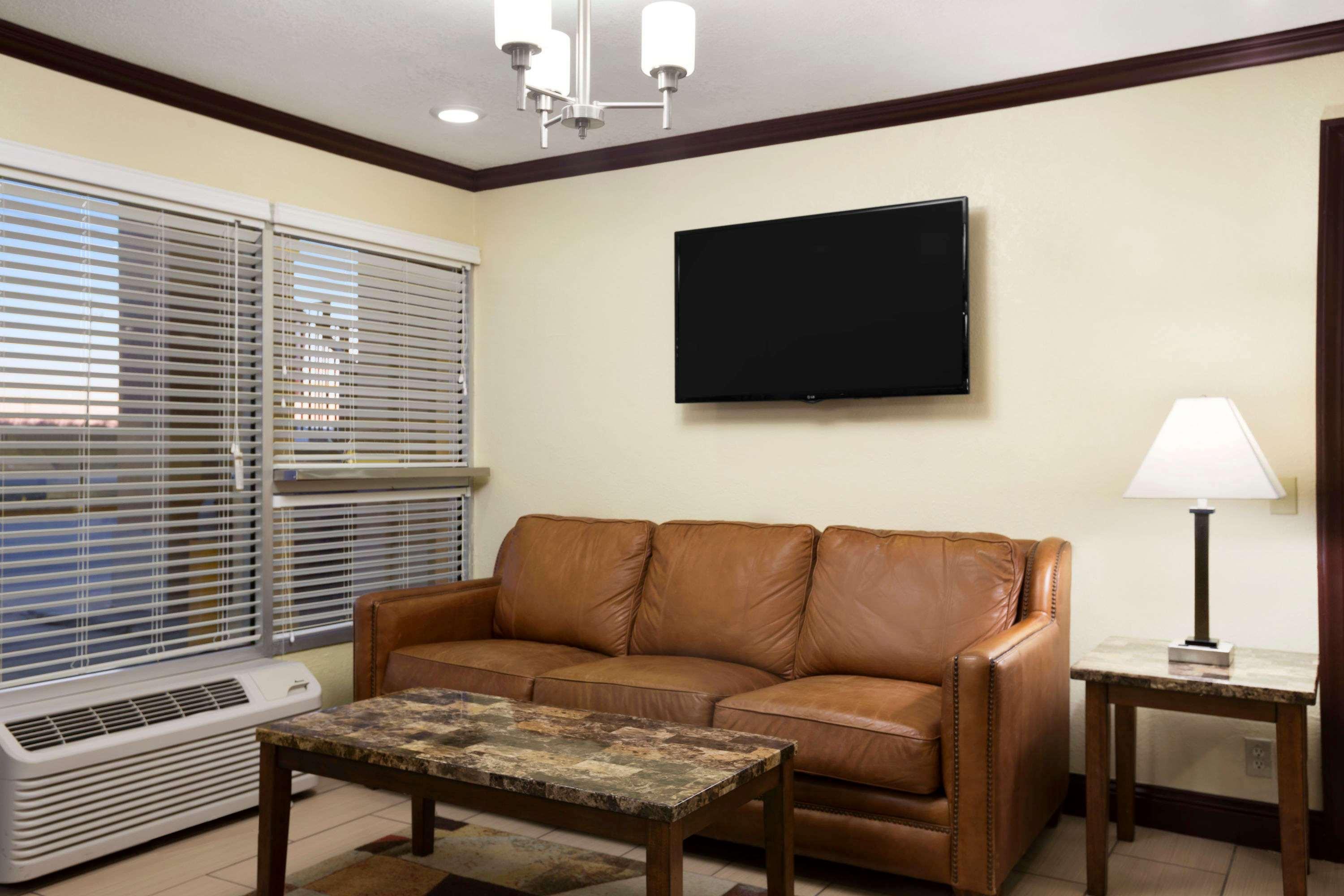 Super 8 By Wyndham Woodward Hotel Bagian luar foto