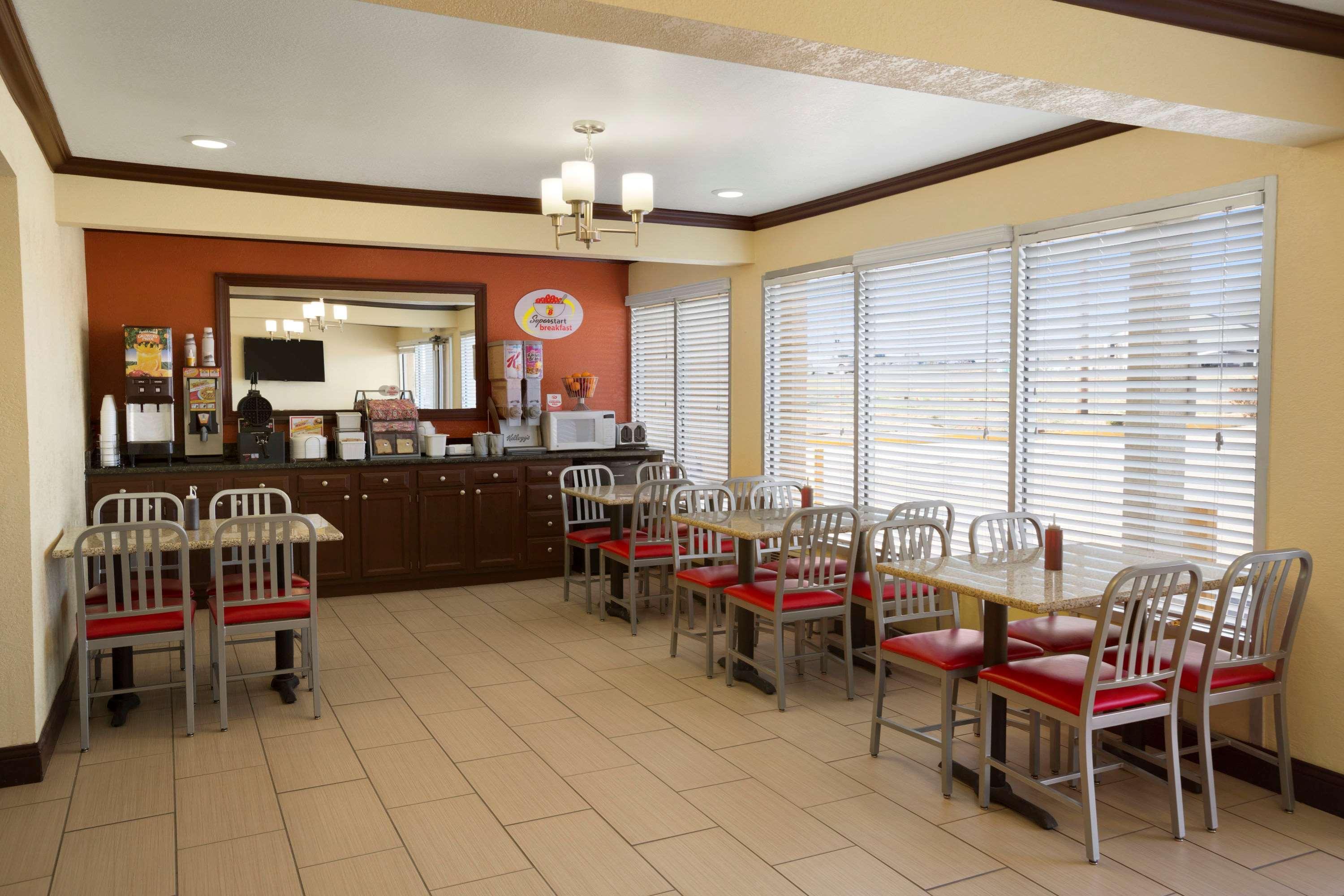 Super 8 By Wyndham Woodward Hotel Bagian luar foto