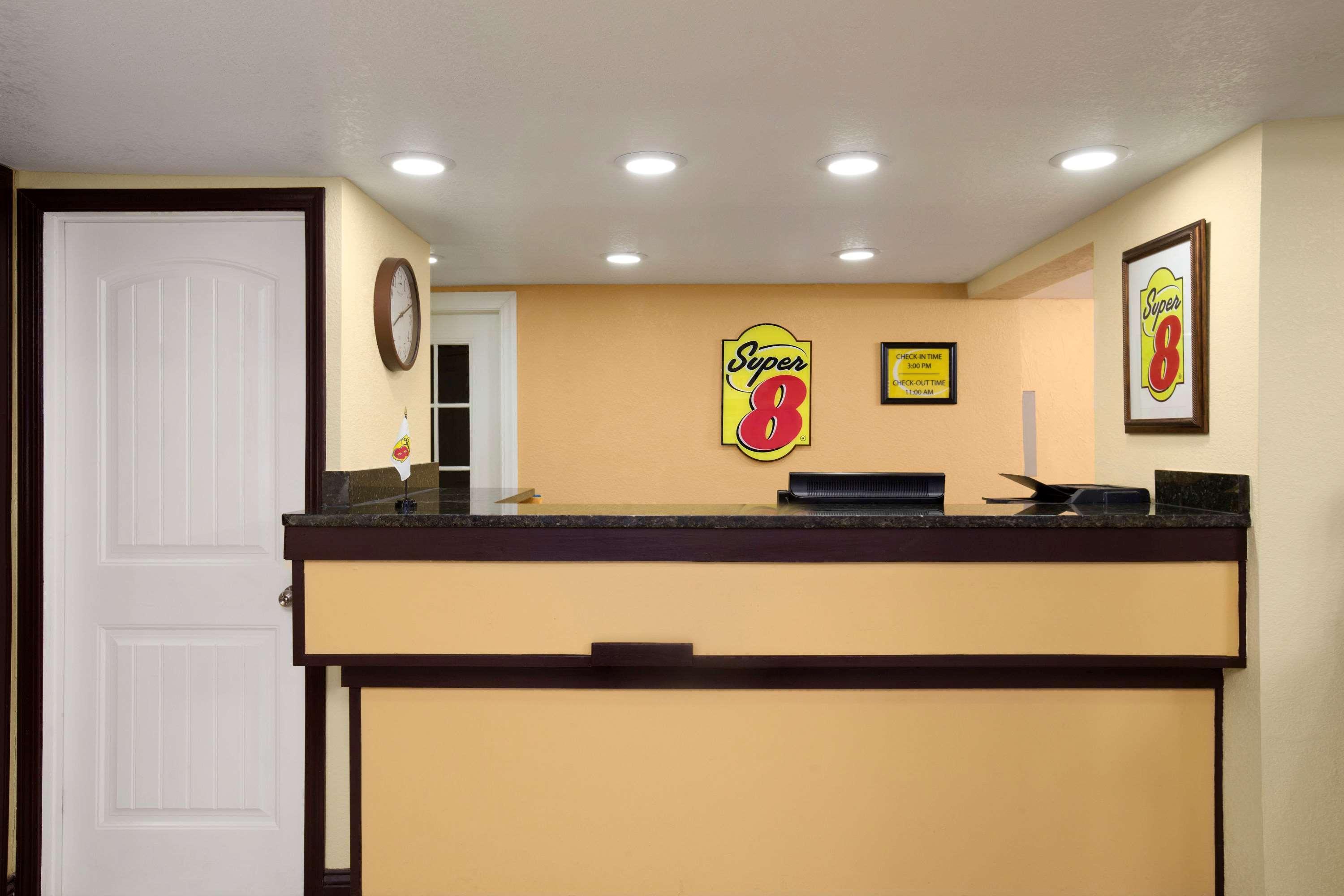 Super 8 By Wyndham Woodward Hotel Bagian luar foto