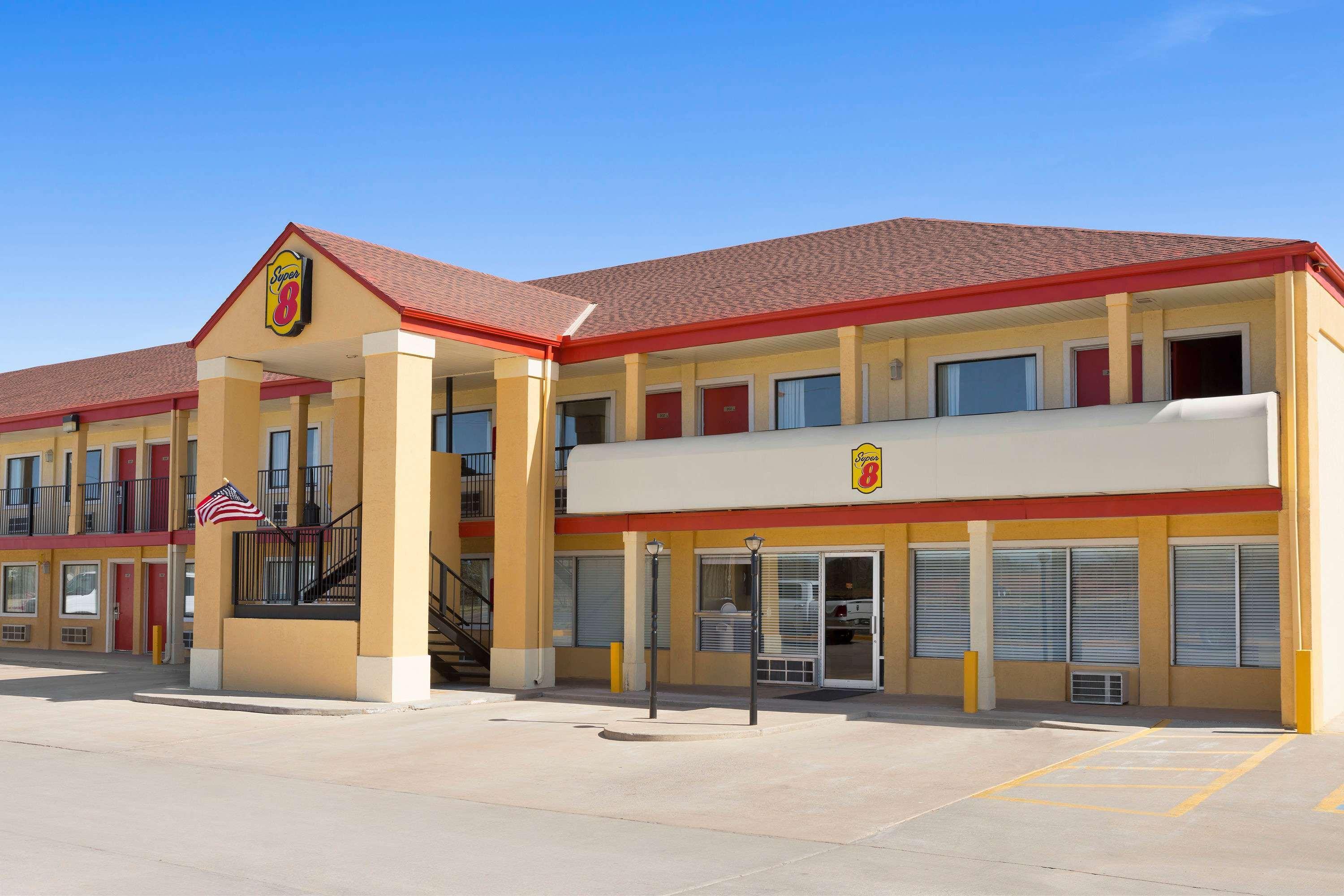 Super 8 By Wyndham Woodward Hotel Bagian luar foto