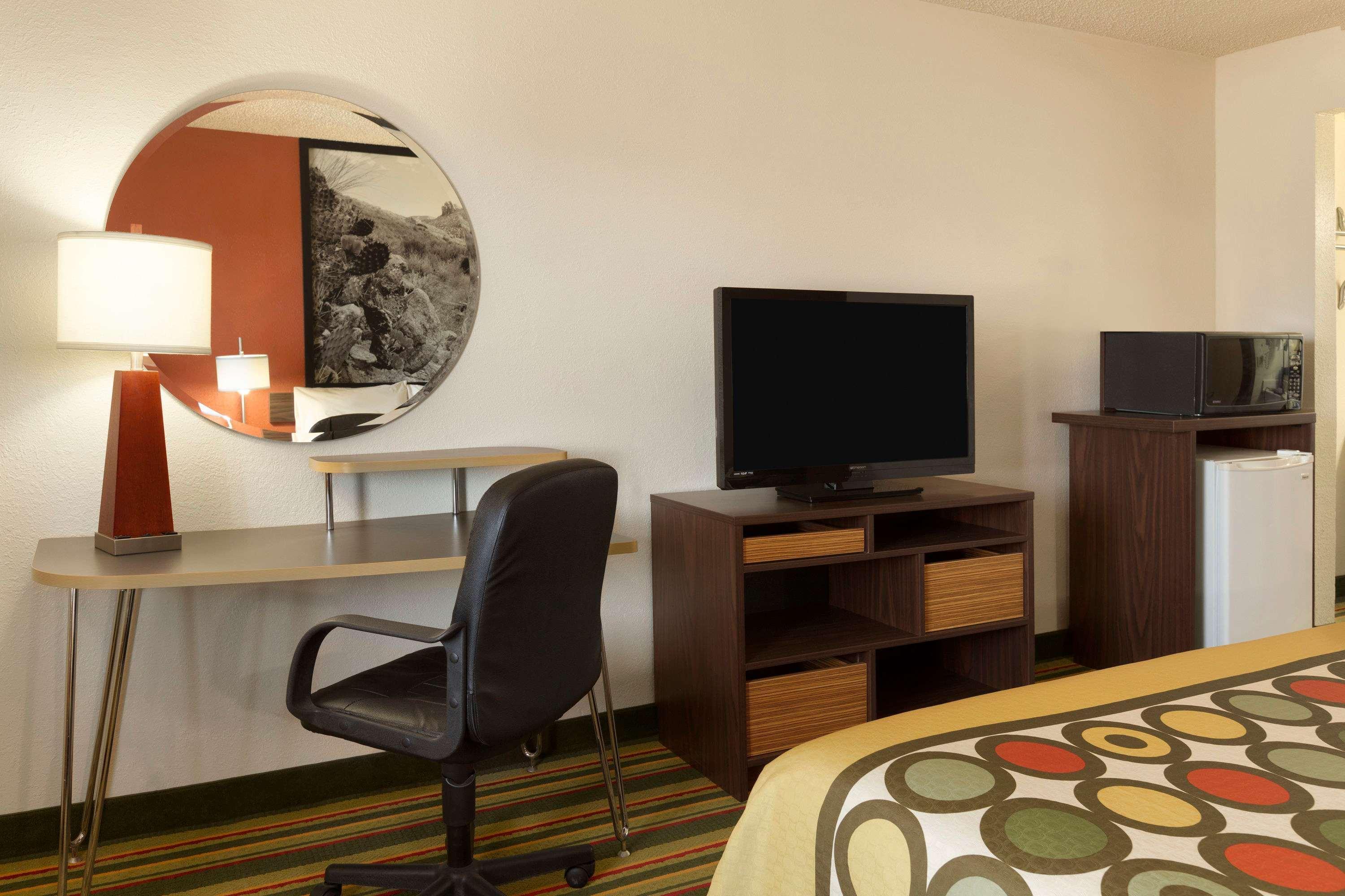 Super 8 By Wyndham Woodward Hotel Bagian luar foto
