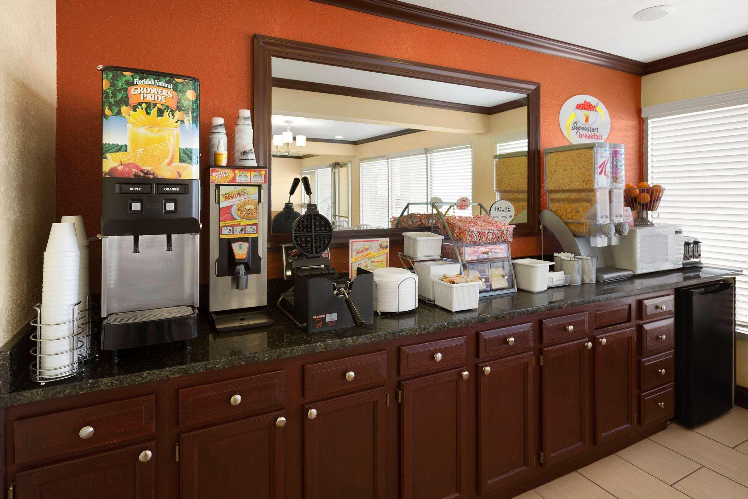 Super 8 By Wyndham Woodward Hotel Bagian luar foto