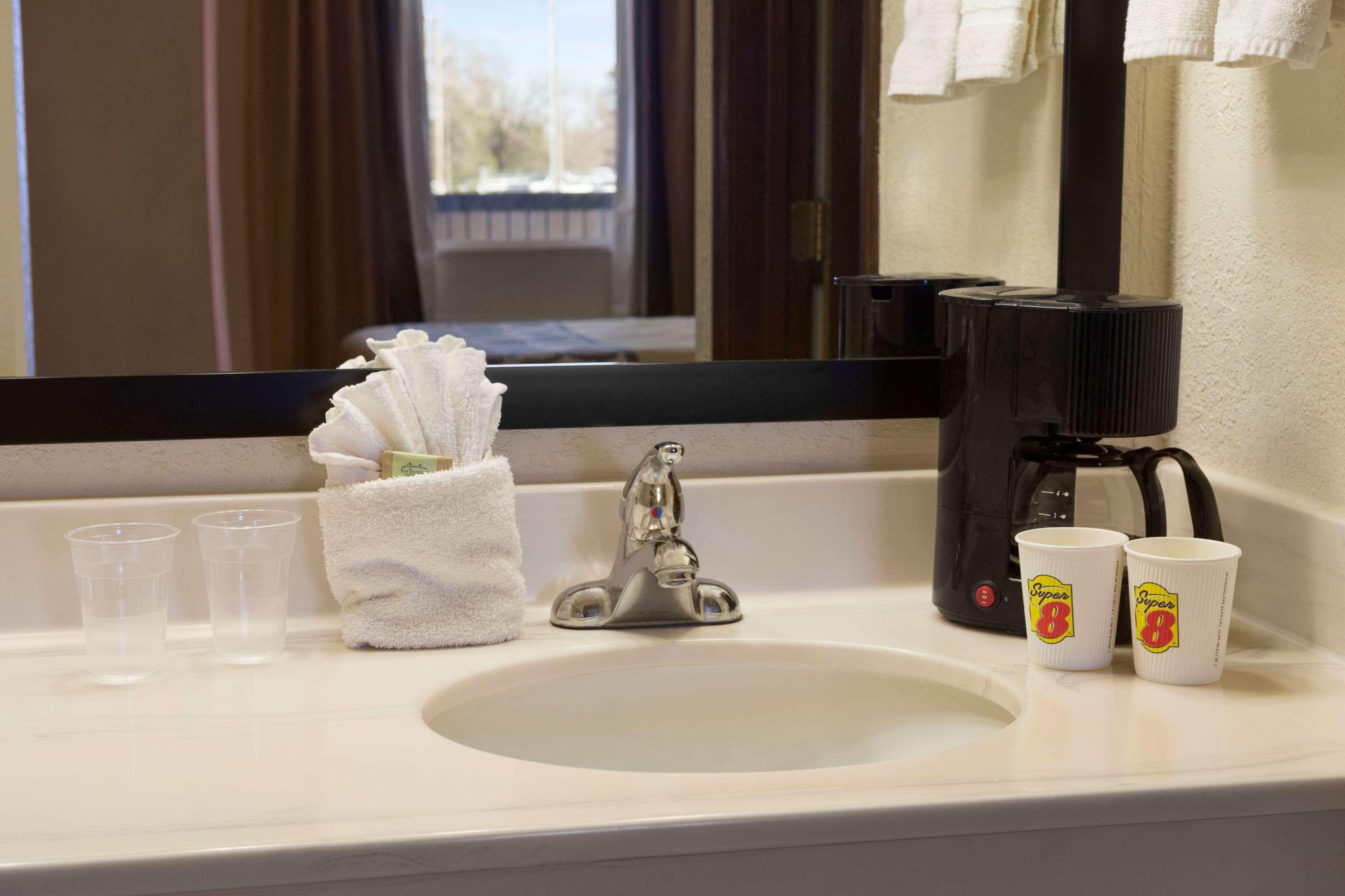 Super 8 By Wyndham Woodward Hotel Bagian luar foto