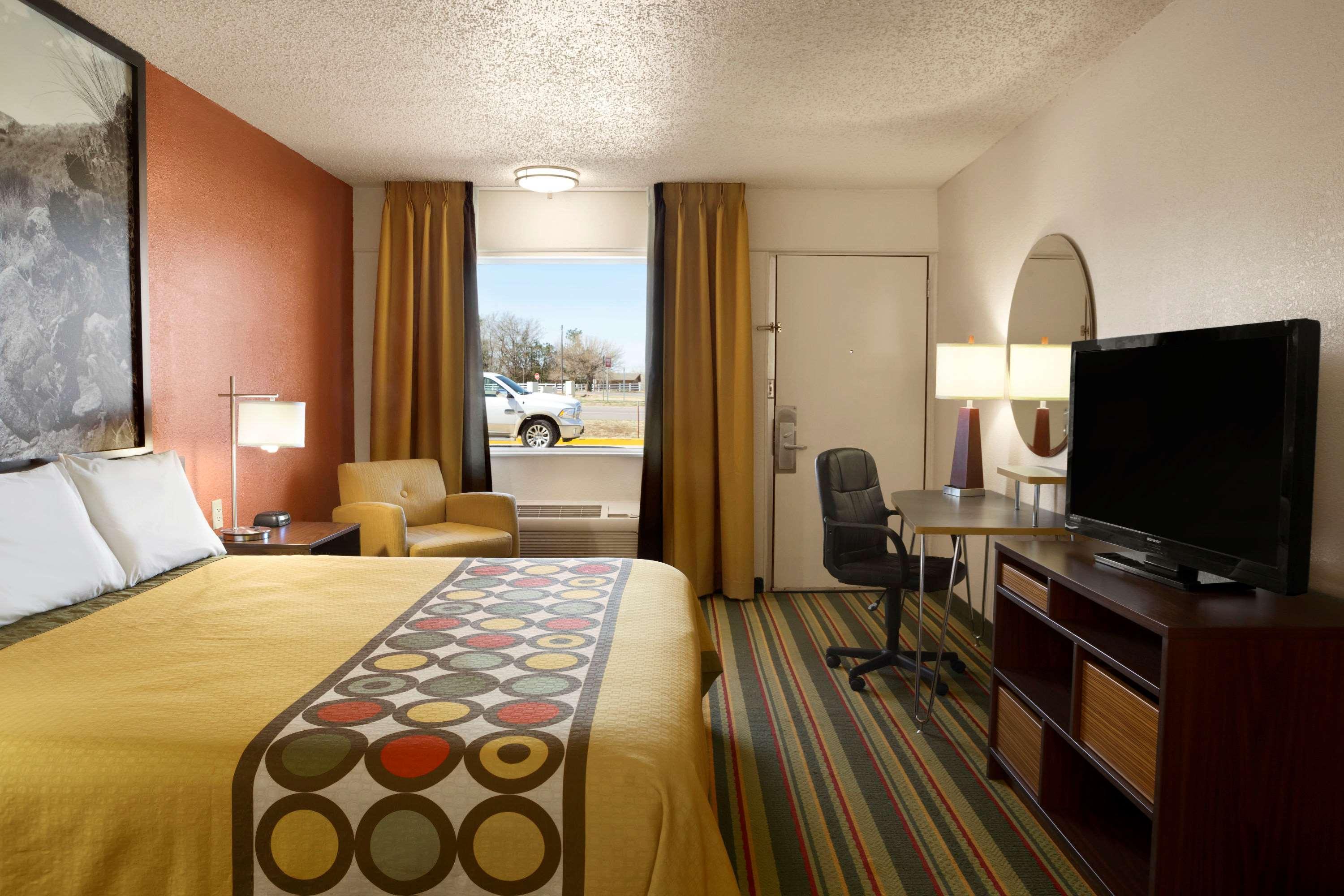Super 8 By Wyndham Woodward Hotel Bagian luar foto