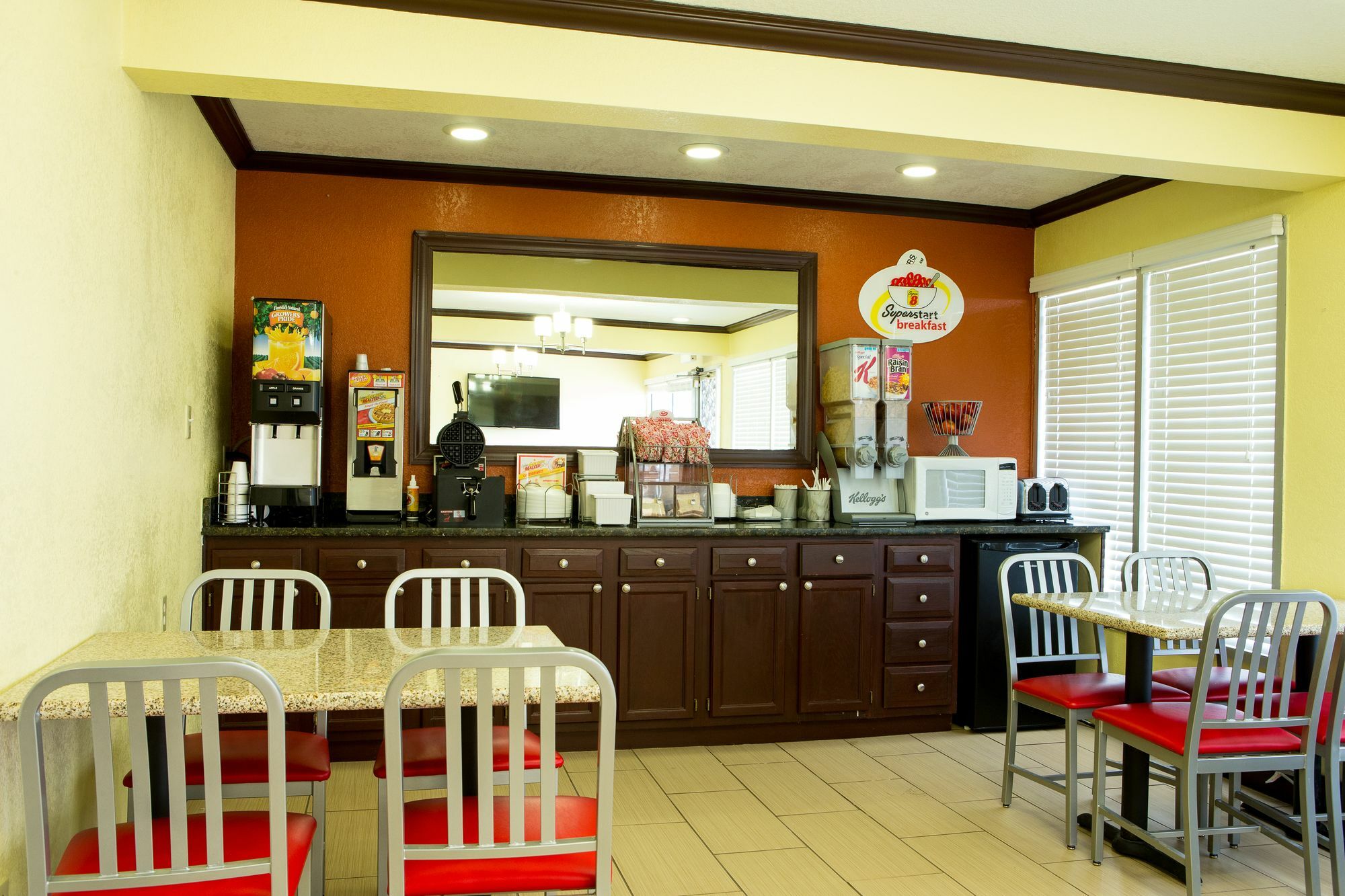 Super 8 By Wyndham Woodward Hotel Bagian luar foto